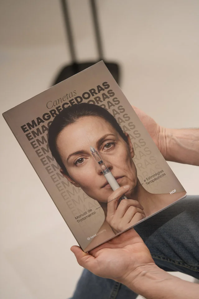 Livro Canetas Emagrecedoras segurado nas mãos